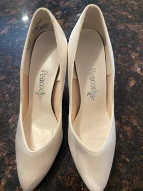 Women’s Peacock White Dress Pumps Size 5 1/2